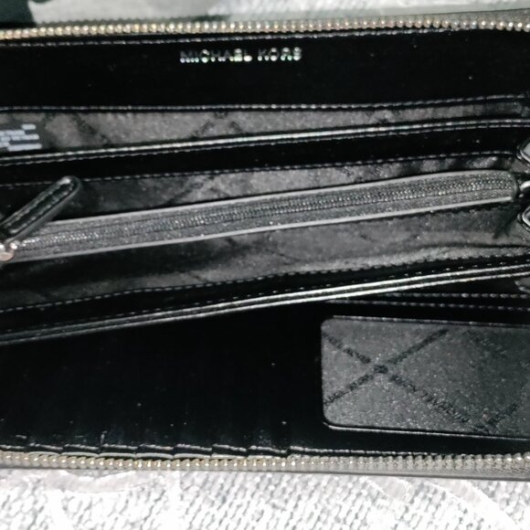 New Michael Kors Wallet - Picture 5 of 6